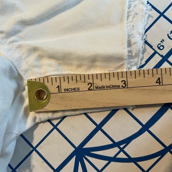 NWT FREE PEOPLE WHITE OUT DENIM CUTOFF SHORTS WHITE SZ 26 BUTTON FLY DISTRESSING - Picture 5 of 6